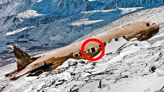 Un homme a trouvé un avion caché dans les montagnes, mais lorsqu'il regarde à l'intérieur...