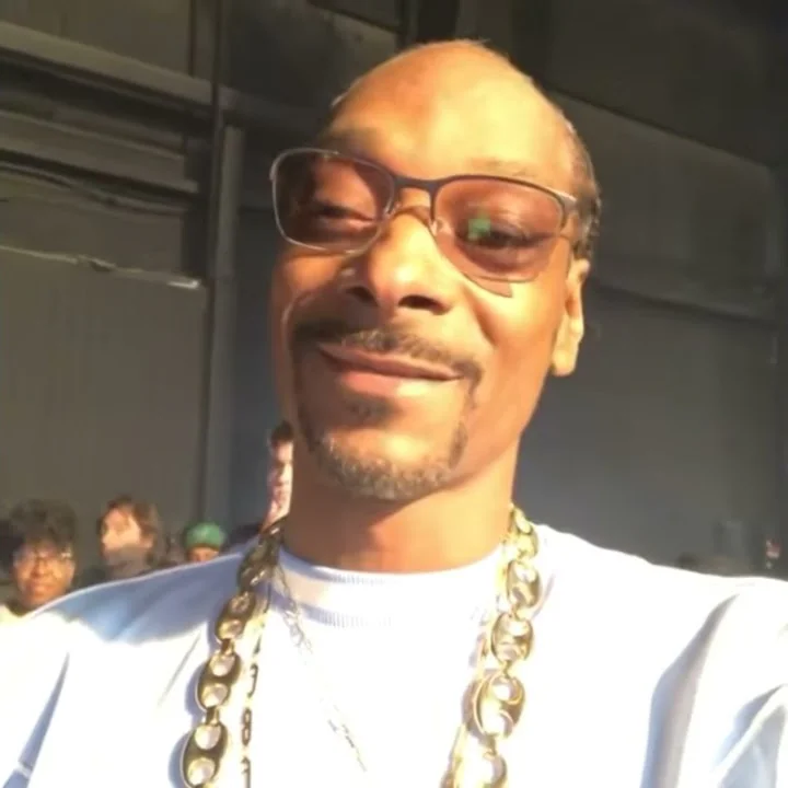 BOSS : SNOOP DOGG WALKS ON THE TV SET WITH BIG GOLD CHAIN