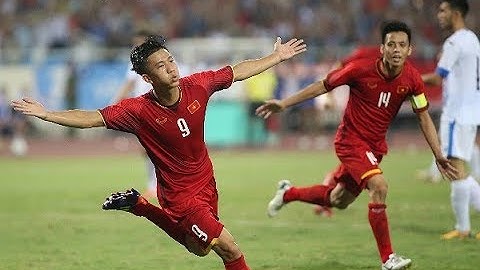 Phan Văn Đức tặng hoa cho bạn gái Ngọc Nữ sau trận U23 Việt Nam & U23 Uzekistan