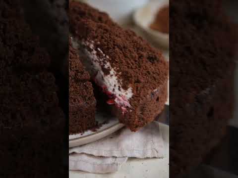 «Норка крота»: бисквитный торт с вишней и кремчизом