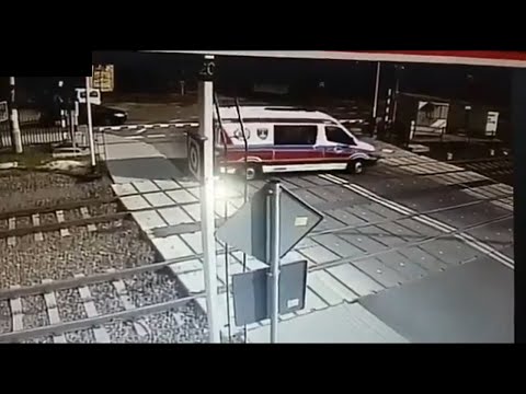 Поезд сбил скорую помощь