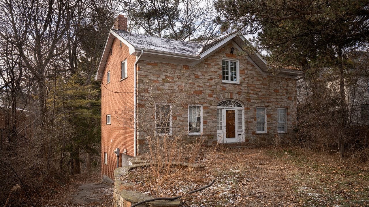 Abandoned Farmhouse in the Middle of a City!!?