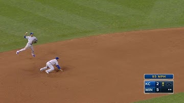 KC@MIN: Escobar backhands, makes leaping throw