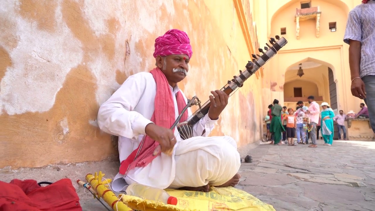 Jaipur, Amer: Singing a Bhajan while playing Ravanahatta: Folk Song.  रावणहत्ता बजाते हुए भजन गायन