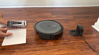 iRobot Roomba i3 - Empty the bin