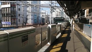 黒い山手線 トウ15編成と京浜東北線 E233系 神田駅同時到着