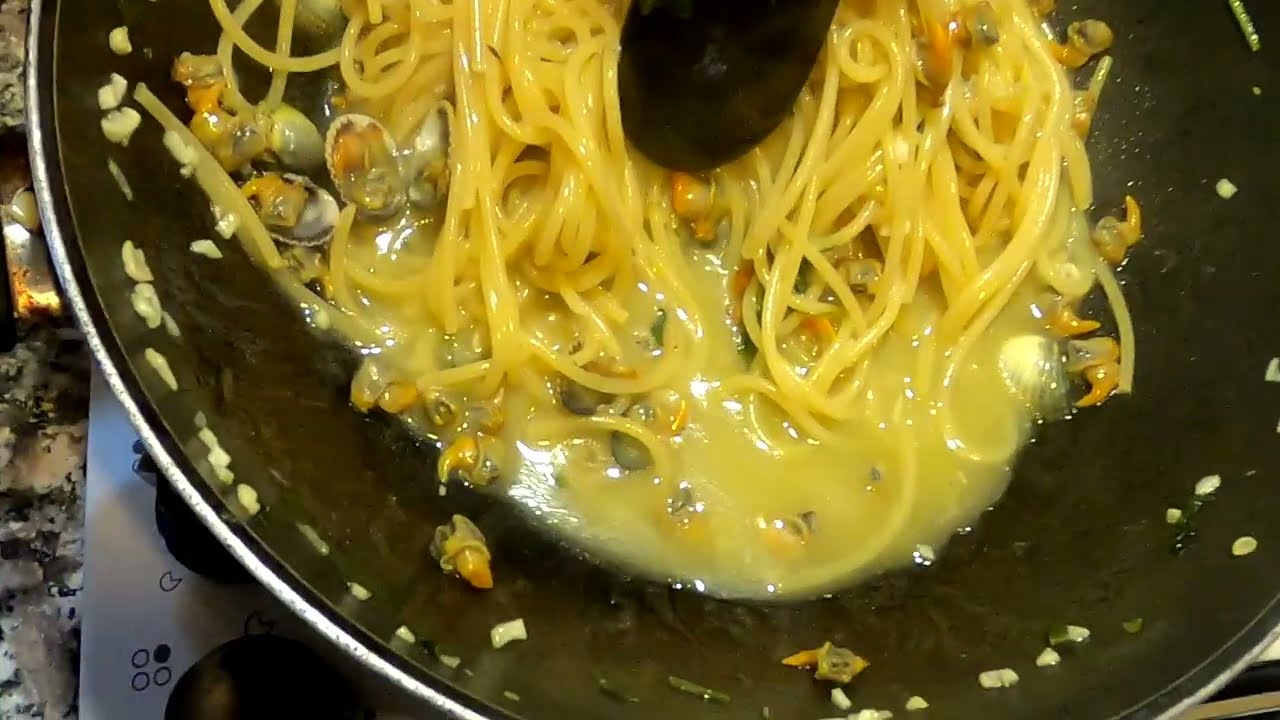 SPAGHETTI  CREMOSI  ALLE  VONGOLE  -vongole messinesi-ricetta facile e gustosa-sapori di mare