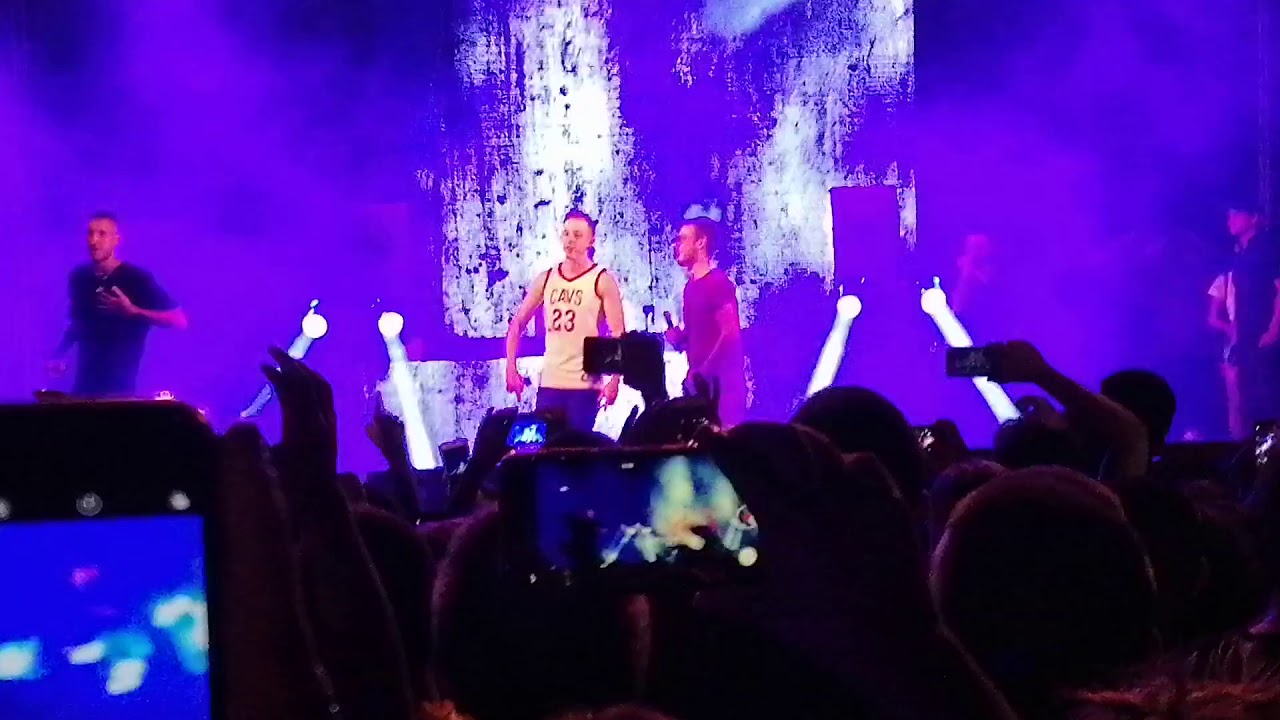 Shade e Fred de palma fanno freestyle con ragazzo del pubblico. Borore 21/8/19