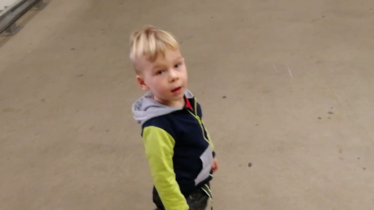 Blesk Michael plays in Ikea Brno. Chair Review.