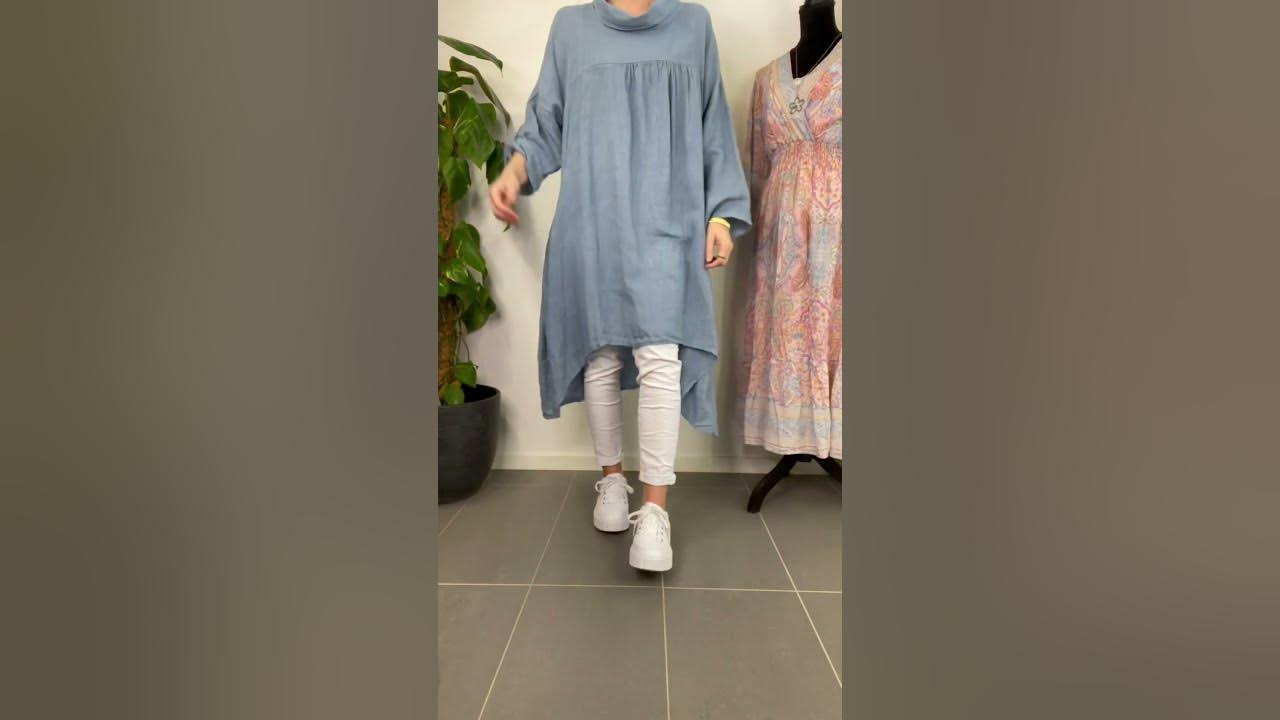 En helt ny modell bland våra linneklänningar! Elegant hals & fickor i