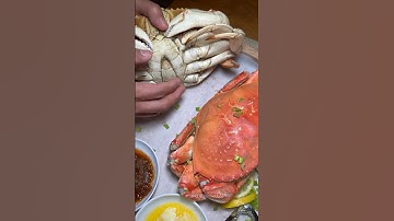 Cracking Dungeness Crab, Costco, Las Vegas #eatandoutlasvegas