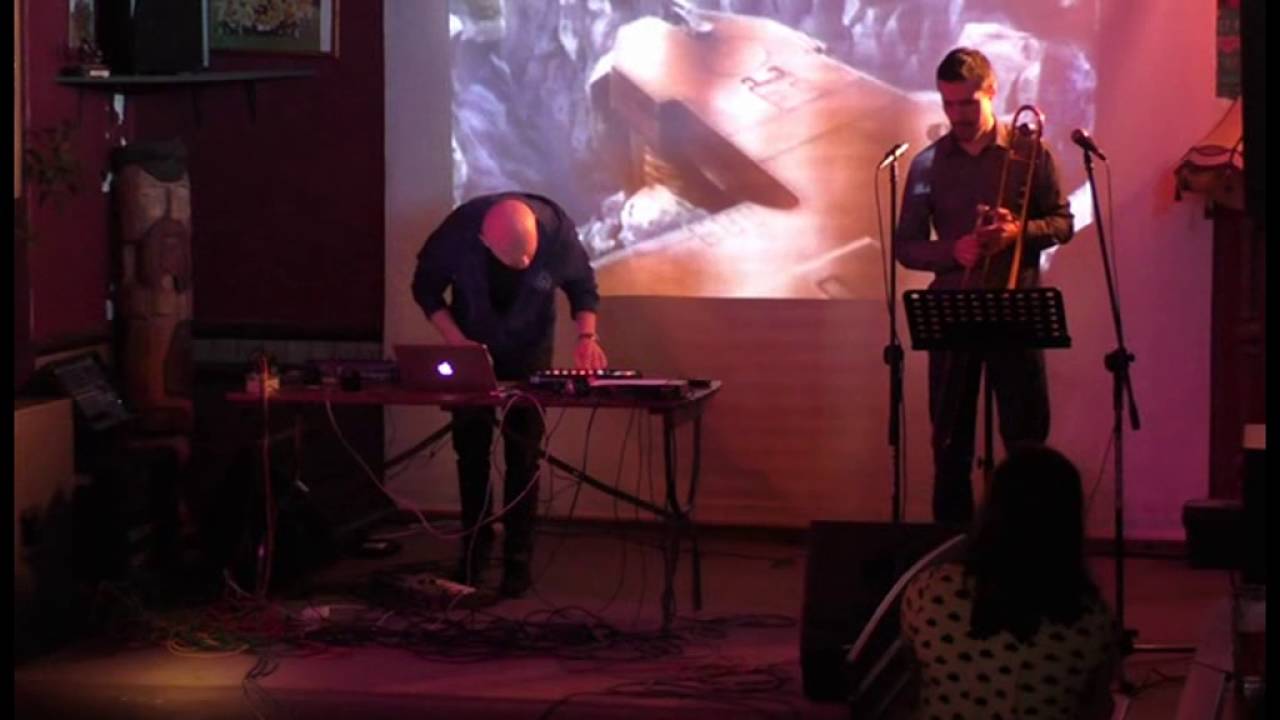 Oprócz performs "Alen Dalen" by Grzegorz Rogala