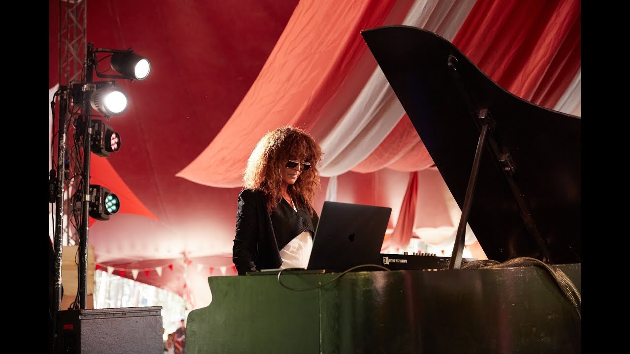 SUN - Music by Pianofield. Sunrise Arena, Latitude 2018 auf YouTube ansehen SUN - Music by Pianofield. Sunrise Arena, Latitude 2018 auf YouTube ansehen