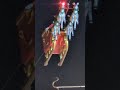 Der Weihnachtsmann fliegt mit Rudolf-Rotnase über den Christkindl smarkt Karlsruhe