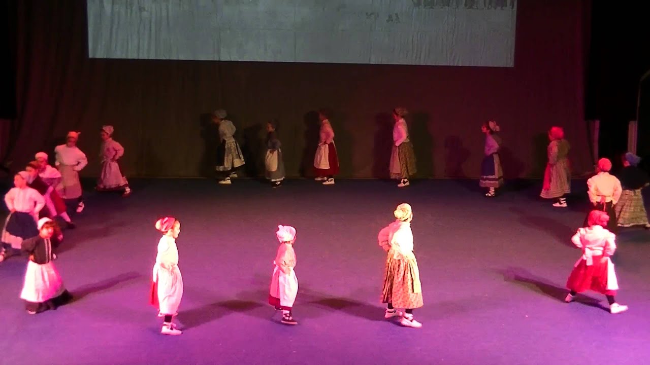 ZAZPI JAUZIA-HERRITIK HIRIRA-(Korosti Dantza Taldearen 2015eko Gabonetako Jaialdia)