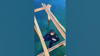 Mandi laut di belakang rumah