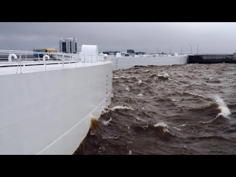 Закрыты дамбы, уровень Невы превысил метровую отметку в Петербурге