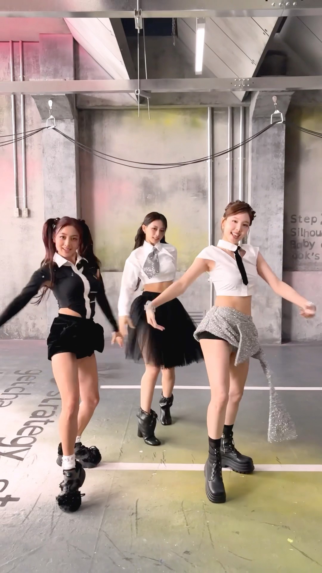 ??? on their way to getcha #TWICE #트와이스 #STRATEGY#NAYEON #나연 #JIHYO #지효 #TZUYU #쯔위