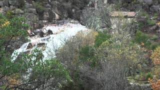 Cascata Cela Cavalos em Cela, Montalegre, vista de ponte em madeira que liga Cela a Lapela