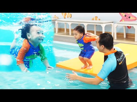 วีดีโอ: วิธีฝึกว่ายน้ำในสระเด็ก