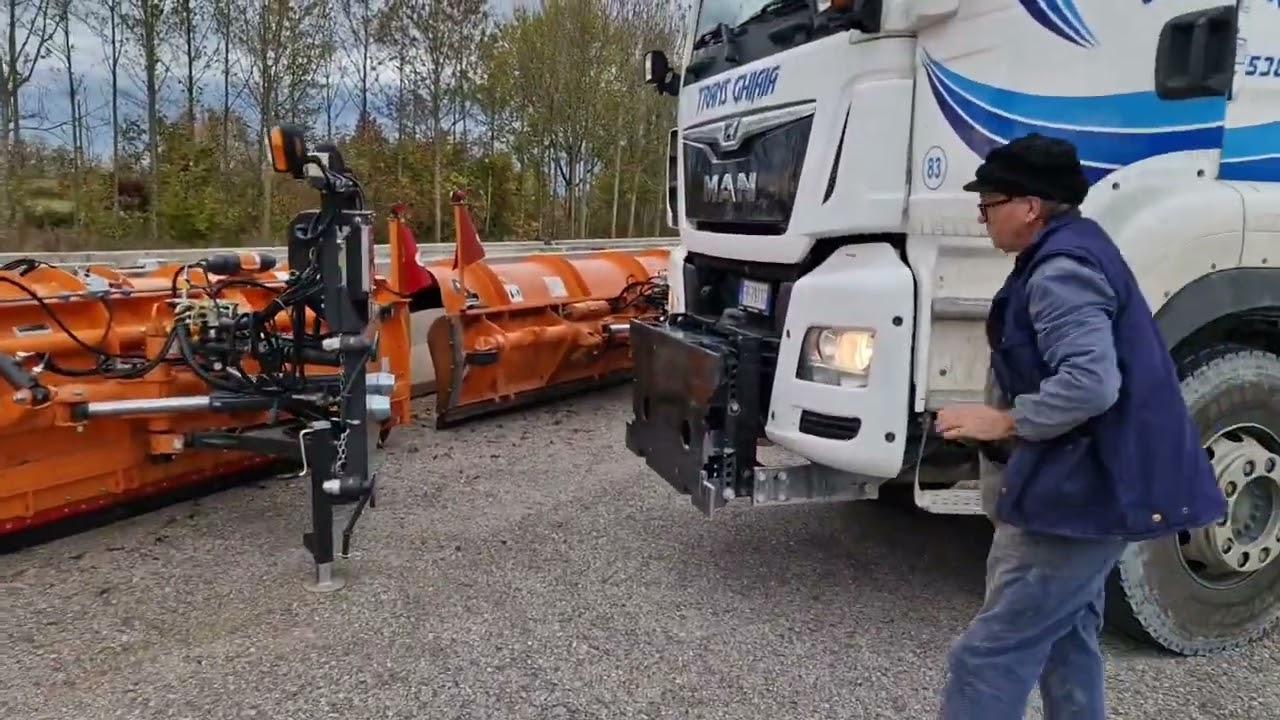 A COSA SERVONO QUELLE LAME ARANCIONI. VICINO ALLE AUTOSTRADE CAMION SERVIZIO SGOMBRA NEVE