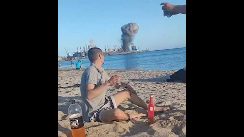 Ucraino continua a divertirsi in spiaggia nonostante le bombe russe a Berdyansk