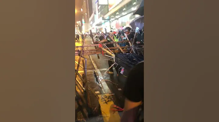 【網片】咩世界？旺角暴徒用竹搭建巨型投石機、旁人圍觀歡呼 - 天天要聞