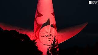 大阪モデル「赤信号」　太陽の塔を赤色にライトアップ