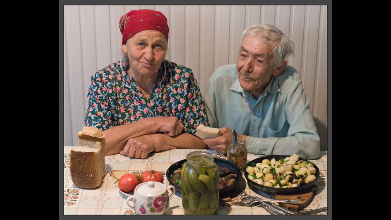 Позабытое старое. Бабушка и дедушка в деревне. Старики в деревне. Пожилые люди в деревне. Пенсионеры в деревне.