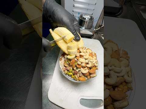 بچه ها از بالای درخت موز انداختن براش