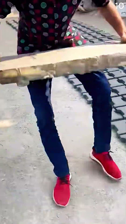 Proses cerdas sederhana mencetak paving secara manual dengan alat khusus #shorts