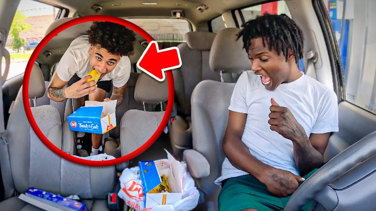 Спрятался в нагруженном багажнике, а затем выскочил и съел всю его еду.