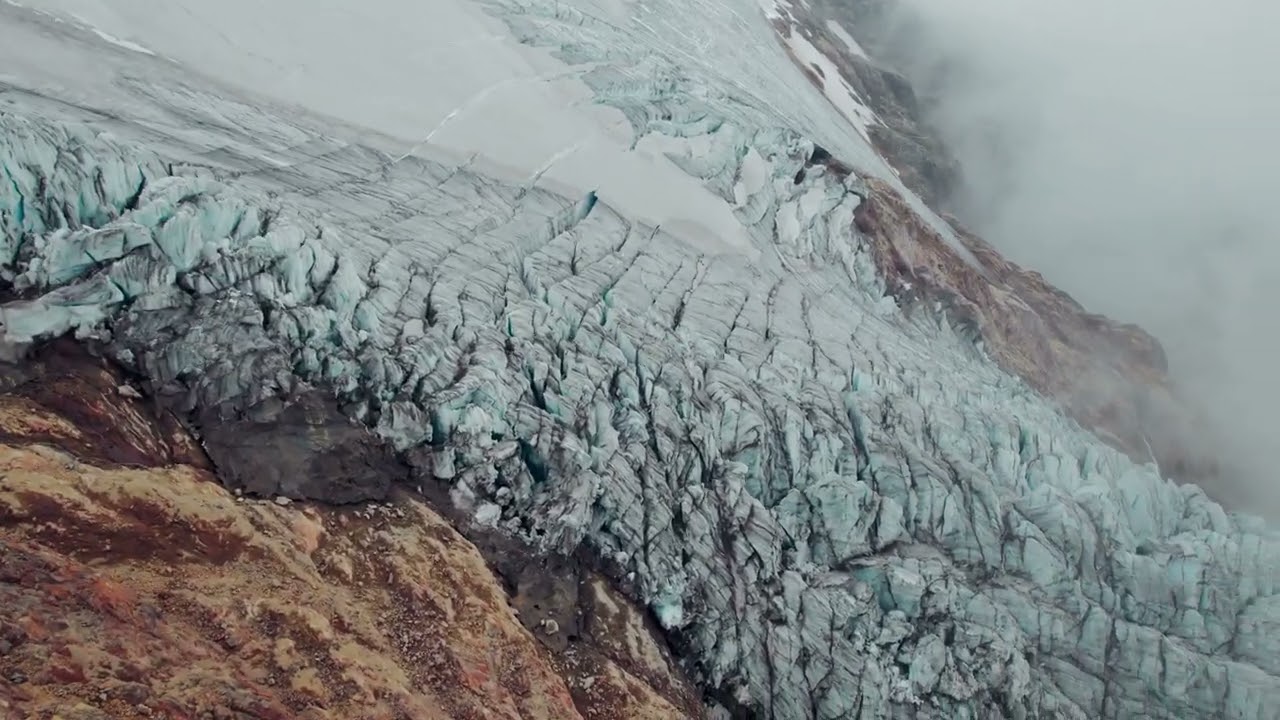 Refugio Volcán Cayambe · Dron 4K