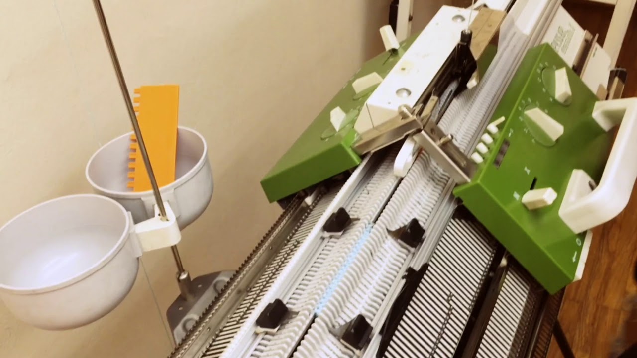 Tejido de punto a máquina. Montaje raqueado y cerrado de tejido