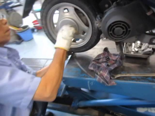 原付バイク・50cc タイヤ交換 スズキ・アドレスV50 の事例 作業中の