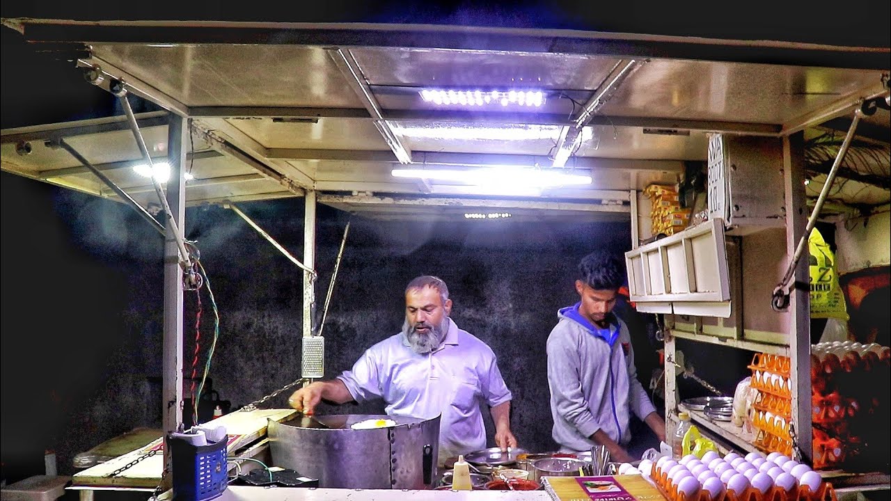 Indian Old Chacha Selling Most Buttery Egg Dishes | Roadside Famous Omelette | Indian Street Food | Street Food Fantasy