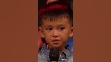 Thủ tướng Phạm Minh Chính xúc động bế cháu bé 8 tuổi có bố và chị gái bị lũ cuốn trôi