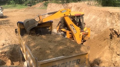 JCB Cutting Soil / JCB Backhoe 3DX Loading Soil IN Tipper Dump