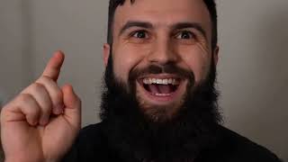 jimeng 2026 04 02 1240 镜号1：【中景，仰拍缓慢推镜头】 晚上普通的公寓客厅，背景是白墙和一扇木门。头发