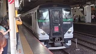 E257系5500番台OM-55編成が特急あかぎ8号上野行きとして大宮駅6番線を発車するシーン