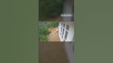Mộc Châu: Bạn nữ bị lũ cuốn trôi người nhưng vẫn không buông đồ, may có thanh niên ra tay cứu