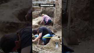 Загадочный древний текст на бронзовой руке