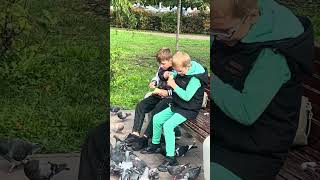 Друзі хто впізнає місце, де мої внуки годують голубів. Пишіть в коментарях ваші варіанти.