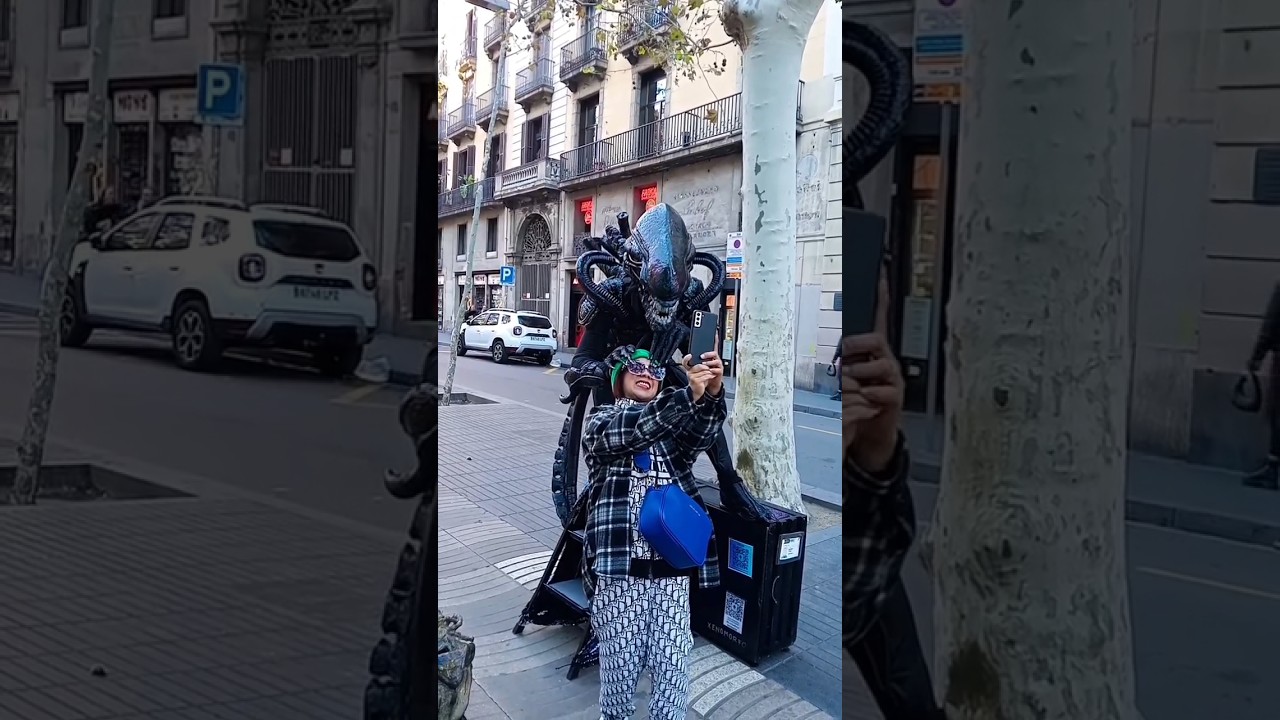 La Ramblas street allien artist Barcelona Spain tour Jose & samaniego happy tour🥰🥰🥰🧑&zwj;🎄🧑&zwj;🎄🧑&zwj;🎄