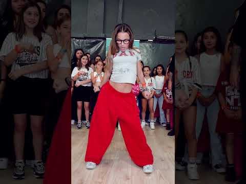 ESTABA MUY NERVIOSA LE DI UNAS PALABRAS Y MIREN COMO BAILÓ