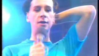 Video voorbeeld van "Simple Minds Someone Somewhere in Summertime"