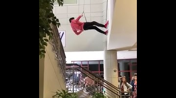 Miguel Diaz caindo nos bastidores//Cobra Kai
