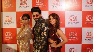 Dheeraj Dhoopar & Vinny Arora sharing their love at first sight moment with RJ Akriti at Gold Awards