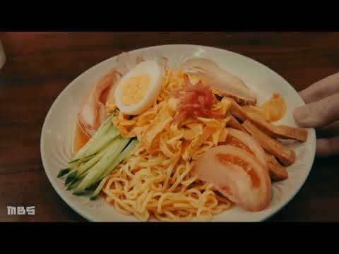 豚塚と愛沢の謎の食事シーン