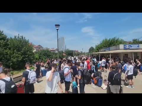Aglomerație în Gara Costinești la finalul Festivalului Beach Please! Sute de persoane așteaptă